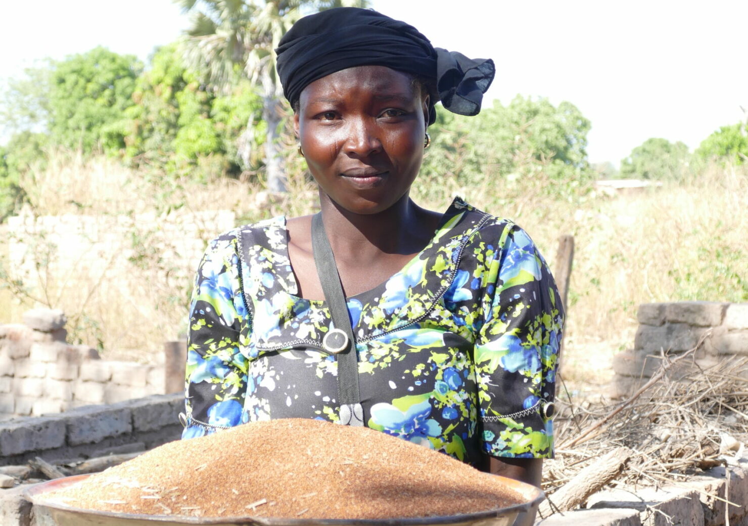 Vrouw met een grote schaal met graan