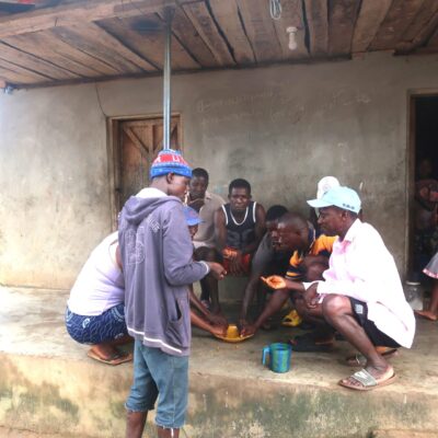Rijstboeren in Sierra Leone eten een maaltijd