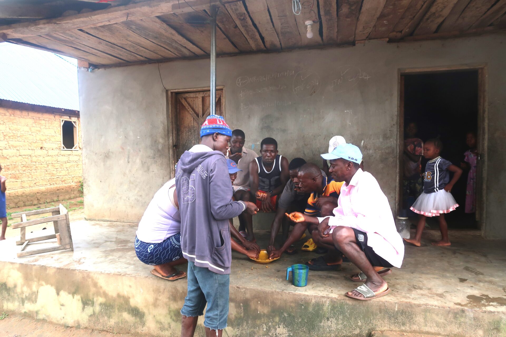 Rijstboeren in Sierra Leone eten een maaltijd