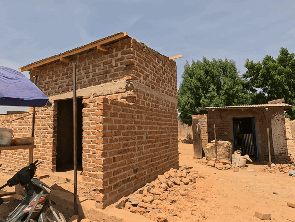 Voor Josette's nieuwe winkel in aanbouw, met de oude zichtbaar op de achtergrond