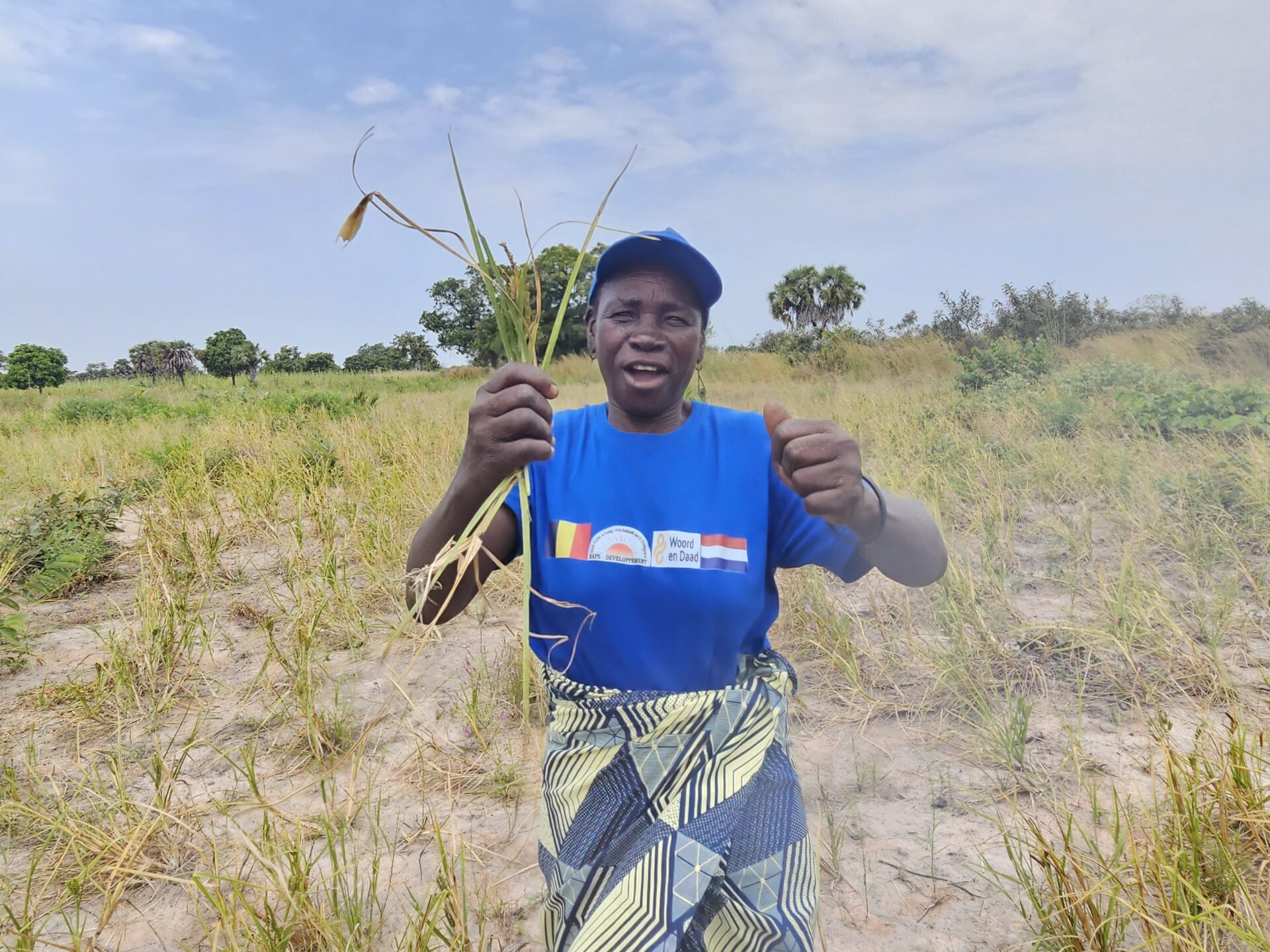 Johana Bengna uit Tchere in het zuiden van Tsjaad op haar akker waar ze graan verbouwde.