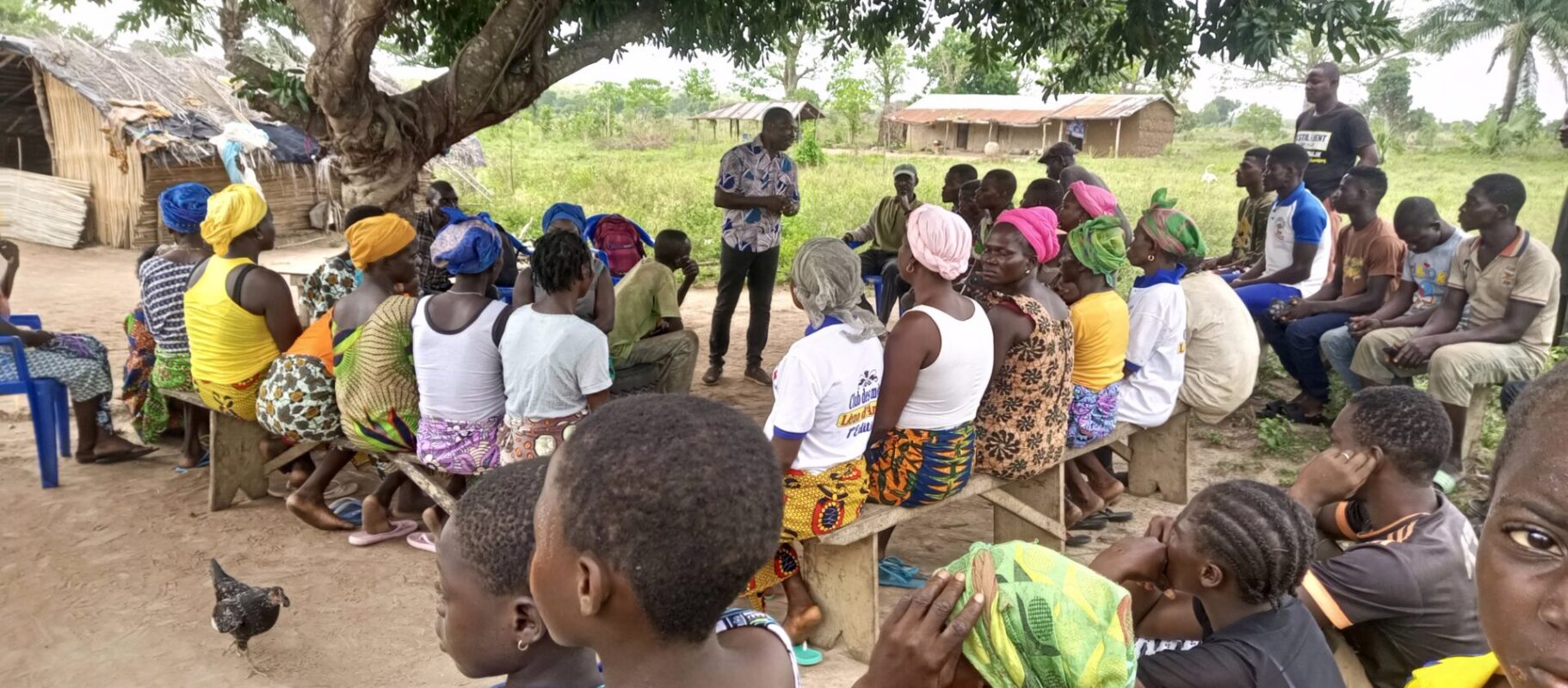 Bijeenkomst in Togo waar inwoners van het dorp voorlichting krijgen over het Waardig werk in de Sahel-programma.