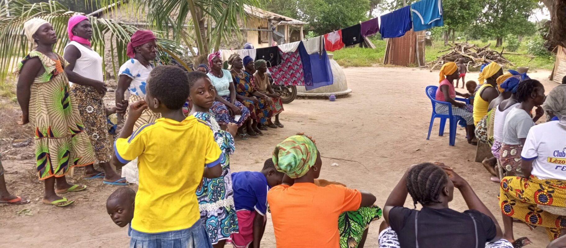 Bijeenkomst in Togo waar inwoners van het dorp voorlichting krijgen over het Waardig werk in de Sahel-programma.
