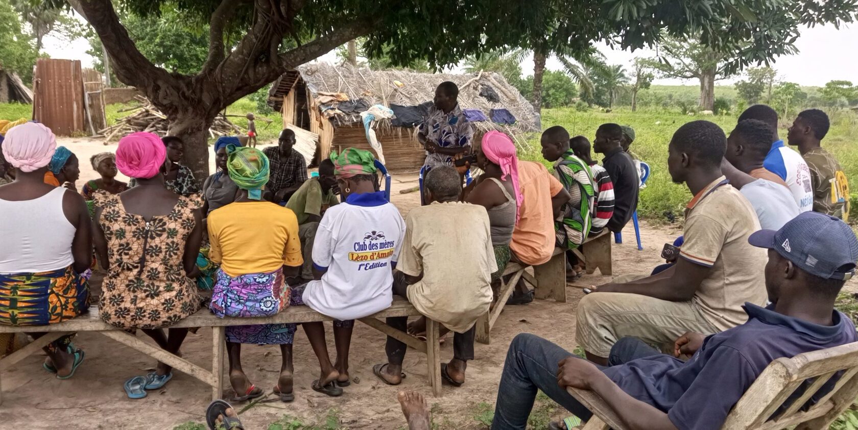 Bijeenkomst in Togo waar inwoners van het dorp voorlichting krijgen over het Waardig werk in de Sahel-programma.