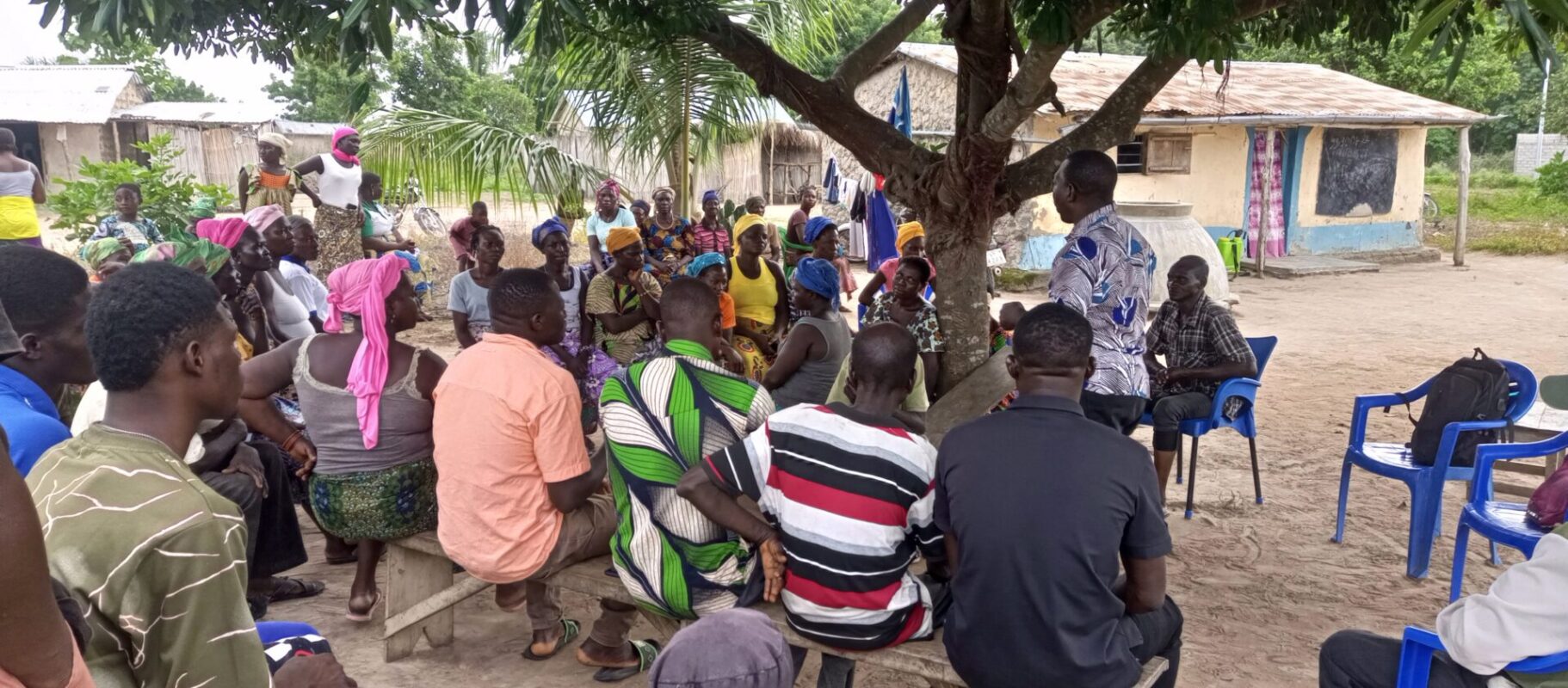 Bijeenkomst in Togo waar inwoners van het dorp voorlichting krijgen over het Waardig werk in de Sahel-programma.