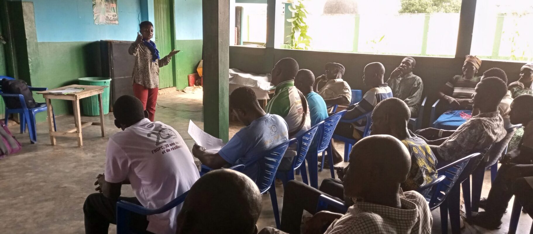 Bijeenkomst in Togo waar inwoners van het dorp voorlichting krijgen over het Waardig werk in de Sahel-programma.