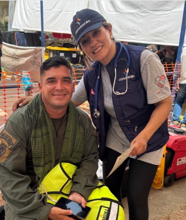 De Venezolaanse arts Desiré Ocando keerde uit Colombia terug, nadat haar geboorteland was getroffen door de zware aardbeving. Ze maakt nu deel uit van de medische brigade.
